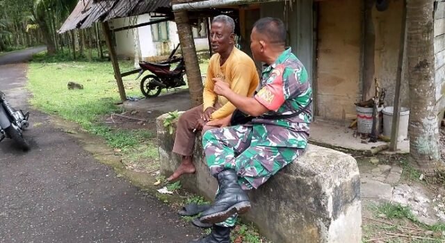 Babinsa Koramil 01/Sukajaya Jalin Kedekatan dengan Warga Melalui Komsos di Gampong Keuneukai