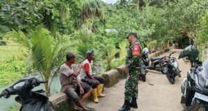 Babinsa Koramil 02/Sukakarya Pererat Silaturahmi dengan Warga Melalui Komsos di Gampong Batee Shoek