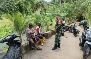 Babinsa Koramil 02/Sukakarya Pererat Silaturahmi dengan Warga Melalui Komsos di Gampong Batee Shoek