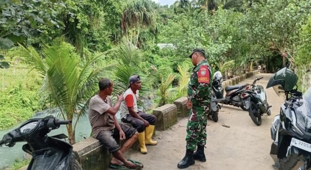 Babinsa Koramil 02/Sukakarya Pererat Silaturahmi dengan Warga Melalui Komsos di Gampong Batee Shoek