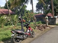 Babinsa Koramil 02/Sukakarya Bersama Aparatur Gampong Gotong Royong Bersihkan Lingkungan Pustu Aneuk Laot