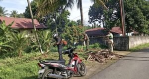Babinsa Koramil 02/Sukakarya Bersama Aparatur Gampong Gotong Royong Bersihkan Lingkungan Pustu Aneuk Laot