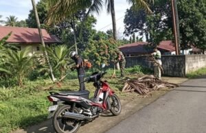Babinsa Koramil 02/Sukakarya Bersama Aparatur Gampong Gotong Royong Bersihkan Lingkungan Pustu Aneuk Laot