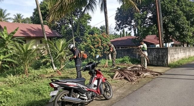 Babinsa Koramil 02/Sukakarya Bersama Aparatur Gampong Gotong Royong Bersihkan Lingkungan Pustu Aneuk Laot