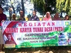 Babinsa Koramil 01/Sukajaya Bersama Warga Gampong Paya Sukseskan Program Padat Karya Tunai Desa
