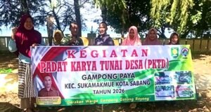 Babinsa Koramil 01/Sukajaya Bersama Warga Gampong Paya Sukseskan Program Padat Karya Tunai Desa