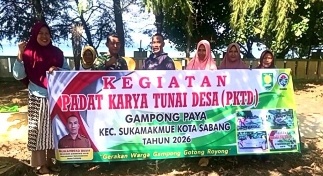 Babinsa Koramil 01/Sukajaya Bersama Warga Gampong Paya Sukseskan Program Padat Karya Tunai Desa