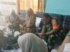 Babinsa Ujong Kareung Jalin Komsos dengan Aparatur Gampong, Bahas Penyaluran Bantuan Pangan untuk Warga