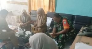 Babinsa Ujong Kareung Jalin Komsos dengan Aparatur Gampong, Bahas Penyaluran Bantuan Pangan untuk Warga
