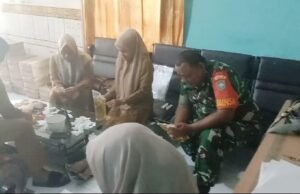 Babinsa Ujong Kareung Jalin Komsos dengan Aparatur Gampong, Bahas Penyaluran Bantuan Pangan untuk Warga