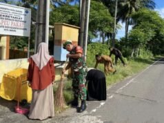 Babinsa Batee Shoek Bersama Aparatur Gampong Gotong Royong Bersihkan Aula Serbaguna