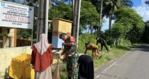 Babinsa Batee Shoek Bersama Aparatur Gampong Gotong Royong Bersihkan Aula Serbaguna
