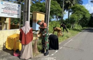 Babinsa Batee Shoek Bersama Aparatur Gampong Gotong Royong Bersihkan Aula Serbaguna