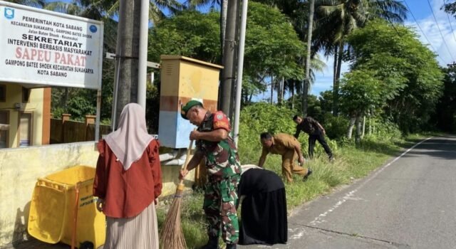 Babinsa Batee Shoek Bersama Aparatur Gampong Gotong Royong Bersihkan Aula Serbaguna