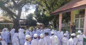 Sambut Tahun Baru Islam 1448 H, Babinsa Kuta Ateuh Beri Arahan Persiapan Pawai 1 Muharram kepada Siswa MIS Balohan-Ie meulee