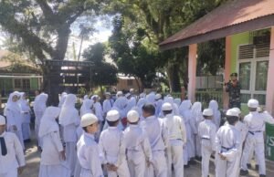 Sambut Tahun Baru Islam 1448 H, Babinsa Kuta Ateuh Beri Arahan Persiapan Pawai 1 Muharram kepada Siswa MIS Balohan-Ie meulee