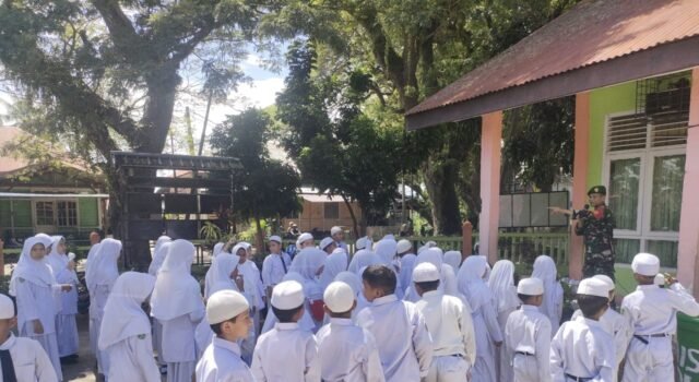 Sambut Tahun Baru Islam 1448 H, Babinsa Kuta Ateuh Beri Arahan Persiapan Pawai 1 Muharram kepada Siswa MIS Balohan-Ie meulee