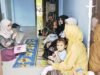 Tingkatkan Kepedulian Kesehatan, Babinsa Paya Seunara Dampingi Tim Puskesmas Kunjungi Anak Penderita Campak