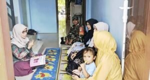 Tingkatkan Kepedulian Kesehatan, Babinsa Paya Seunara Dampingi Tim Puskesmas Kunjungi Anak Penderita Campak
