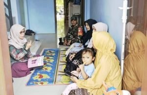 Tingkatkan Kepedulian Kesehatan, Babinsa Paya Seunara Dampingi Tim Puskesmas Kunjungi Anak Penderita Campak