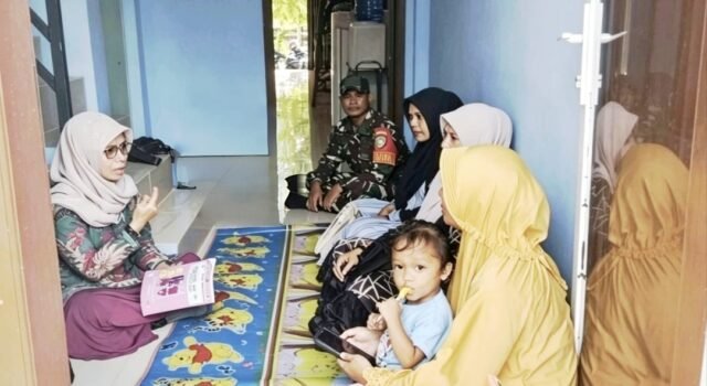 Tingkatkan Kepedulian Kesehatan, Babinsa Paya Seunara Dampingi Tim Puskesmas Kunjungi Anak Penderita Campak