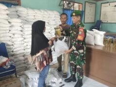 Babinsa Kuta Ateuh Hadir Dampingi Penyaluran Bantuan Pangan Untuk Warga
