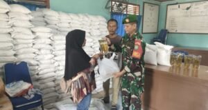 Babinsa Kuta Ateuh Hadir Dampingi Penyaluran Bantuan Pangan Untuk Warga