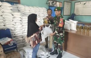 Babinsa Kuta Ateuh Hadir Dampingi Penyaluran Bantuan Pangan Untuk Warga