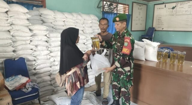 Babinsa Kuta Ateuh Hadir Dampingi Penyaluran Bantuan Pangan Untuk Warga
