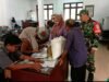 Babinsa Balohan Kawal Penyaluran Bantuan Pangan untuk Ratusan Keluarga Penerima Manfaat