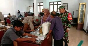 Babinsa Balohan Kawal Penyaluran Bantuan Pangan untuk Ratusan Keluarga Penerima Manfaat