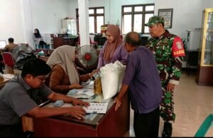 Babinsa Balohan Kawal Penyaluran Bantuan Pangan untuk Ratusan Keluarga Penerima Manfaat