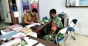 Babinsa Kuta Timu Jembatani Kebutuhan Administrasi Kependudukan Masyarakat