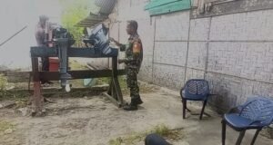 Babinsa Gampong Paya Bantu Nelayan Perbaiki Mesin Boat Sekaligus Ingatkan Bahaya Cuaca Ekstrem