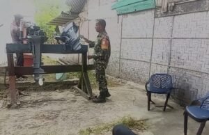 Babinsa Gampong Paya Bantu Nelayan Perbaiki Mesin Boat Sekaligus Ingatkan Bahaya Cuaca Ekstrem