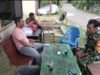 Babinsa Berawang Pererat Kedekatan dengan Warga Melalui Komsos di Warung Kopi