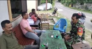 Babinsa Berawang Pererat Kedekatan dengan Warga Melalui Komsos di Warung Kopi
