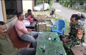 Babinsa Berawang Pererat Kedekatan dengan Warga Melalui Komsos di Warung Kopi
