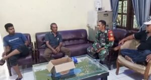 Babinsa Aneuk Laot Jalin Komsos dengan Warga Penerima Bantuan Pangan, Perkuat Silaturahmi dan Kepedulian Sosial