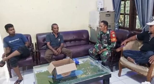 Babinsa Aneuk Laot Jalin Komsos dengan Warga Penerima Bantuan Pangan, Perkuat Silaturahmi dan Kepedulian Sosial