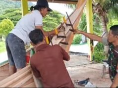 Babinsa Jaboi Turun Tangan Bantu Nelayan Perbaiki Perahu, Wujud Kepedulian TNI kepada Rakyat