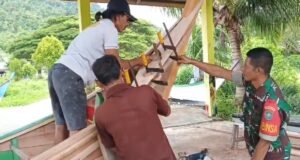 Babinsa Jaboi Turun Tangan Bantu Nelayan Perbaiki Perahu, Wujud Kepedulian TNI kepada Rakyat