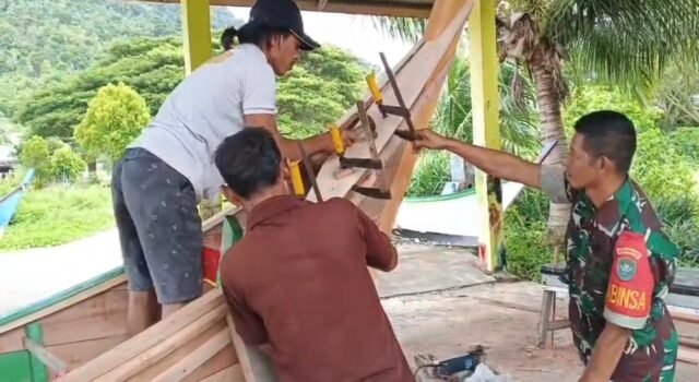 Babinsa Jaboi Turun Tangan Bantu Nelayan Perbaiki Perahu, Wujud Kepedulian TNI kepada Rakyat