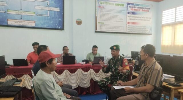 Babinsa Kuta Ateuh Jalin Komunikasi Sosial dengan Dewan Guru, Bahas Keamanan Lingkungan Sekolah