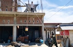 Babinsa Beurawang Bantu Warga Bekerja, Perkuat Kebersamaan di Wilayah Binaan