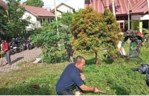 Semangat Kebersamaan, Babinsa dan Masyarakat Aneuk Laot Gelar Aksi Bersih Lingkungan