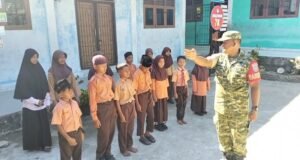 Babinsa Koramil 02/Sukakarya Latih PBB Siswa SD Negeri 17 untuk Hadapi LKBB 2026