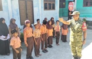 Babinsa Koramil 02/Sukakarya Latih PBB Siswa SD Negeri 17 untuk Hadapi LKBB 2026