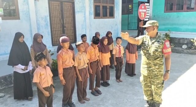 Babinsa Koramil 02/Sukakarya Latih PBB Siswa SD Negeri 17 untuk Hadapi LKBB 2026