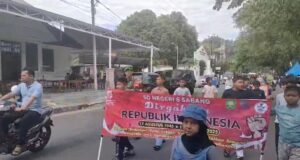 Wujud Kepedulian TNI, Babinsa Kuta Ateuh Dampingi dan Amankan Latihan Pawai Sekolah